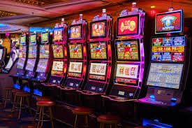 တိုက်ရိုက် Live Casino ဒိုင်ဒါများနှင့် ကစားခြင်း